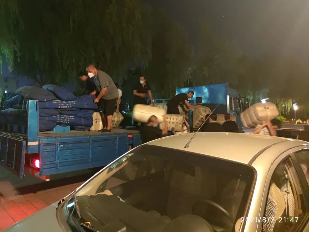 夜间接收物资.jpg