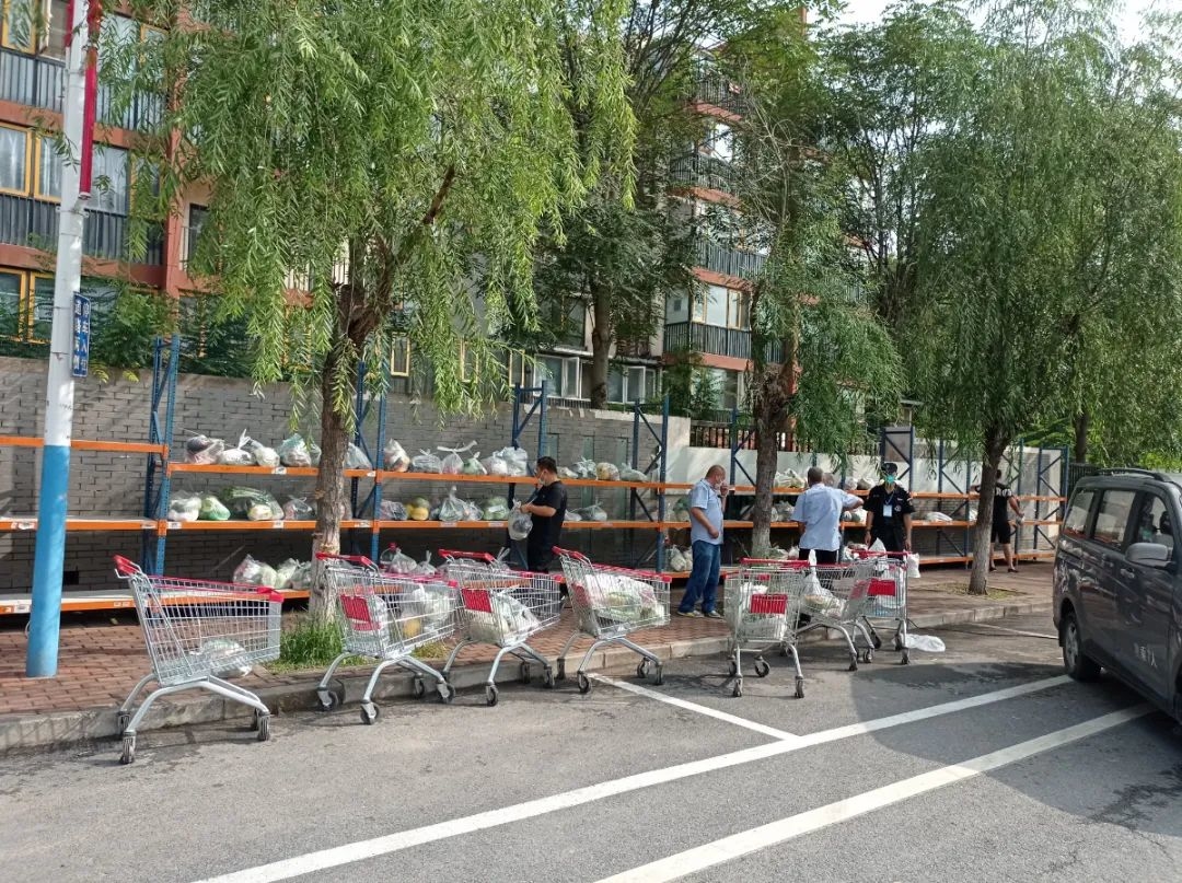 准备发给小区居民的食物.jpg