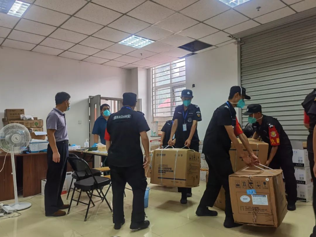 潘宝斌科长在物资库指挥.jpg