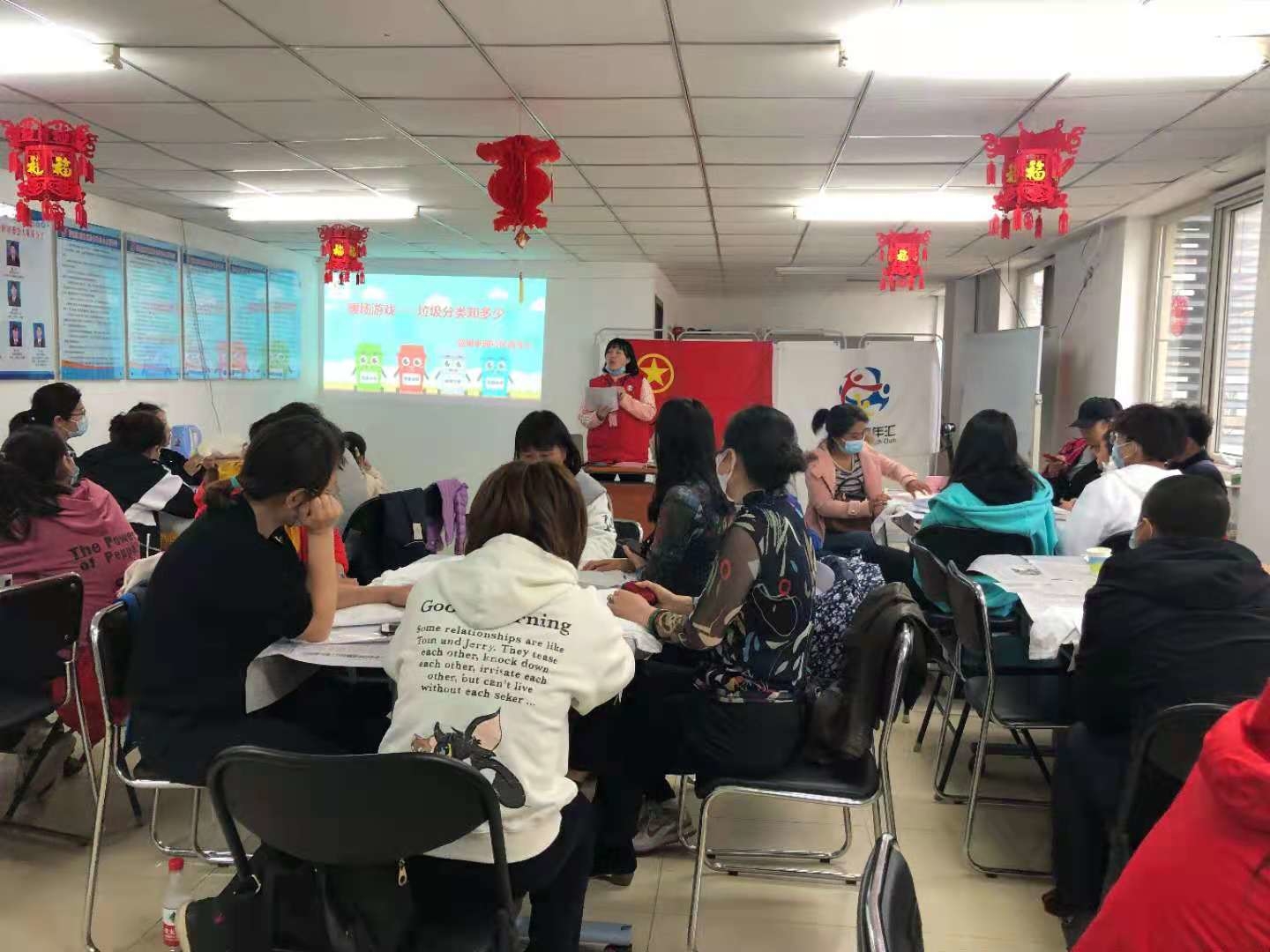 蓝城家园开展垃圾分类宣传.jpg