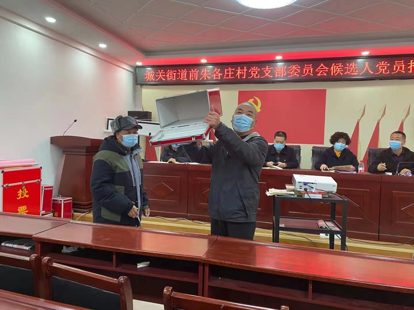 选举现场监督票箱.jpg
