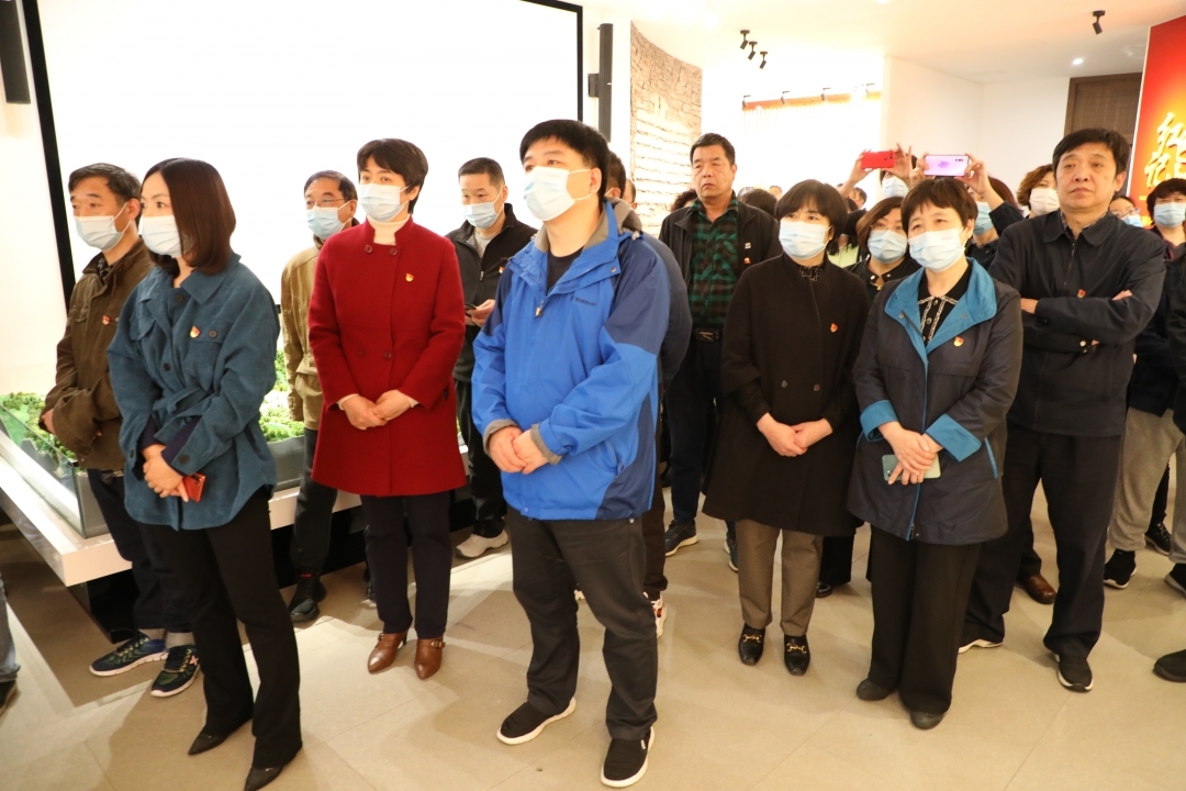 进行参观活动.jpg